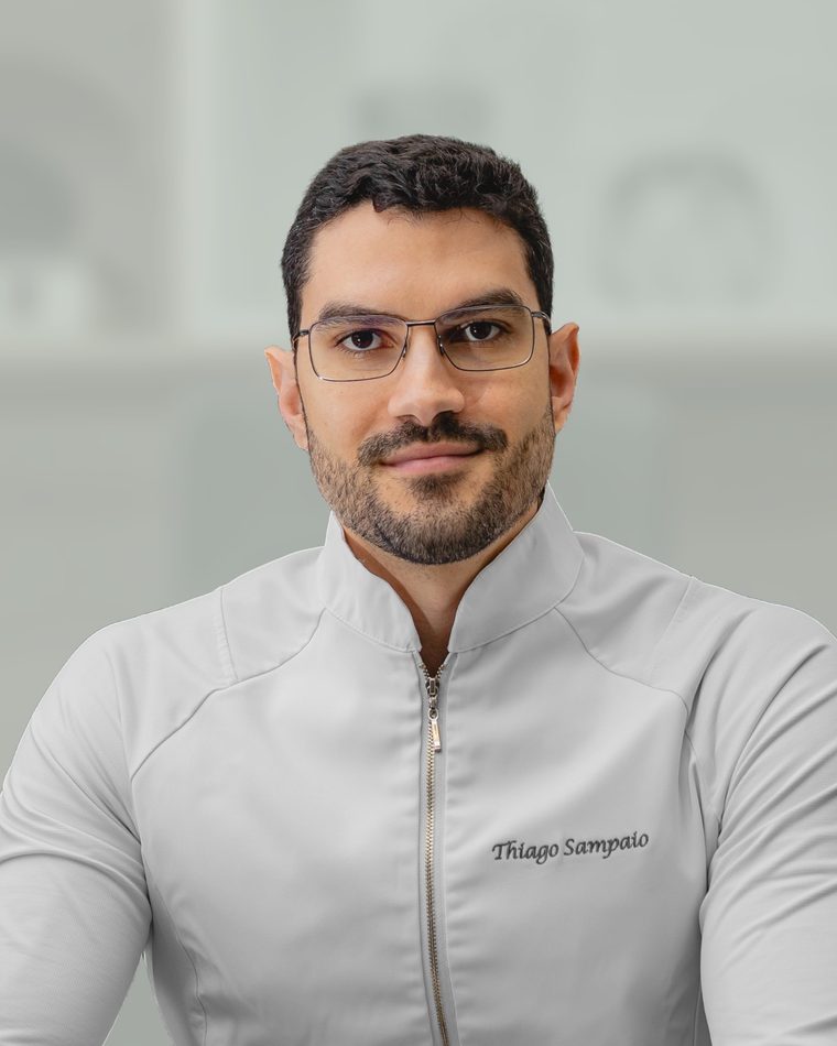 Thiago Sampaio, nutricionista, no consultório